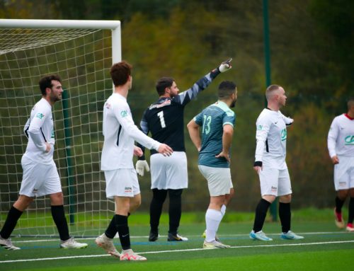 Défenseur de football : maîtriser le switch entre concentration externe et interne.